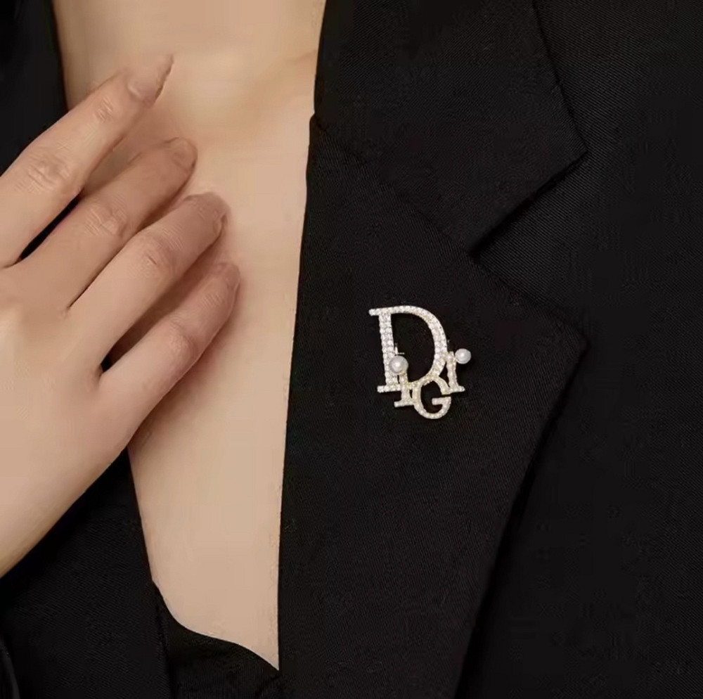 Брошка "D" Золотистий (0139) Сміла - фото 4