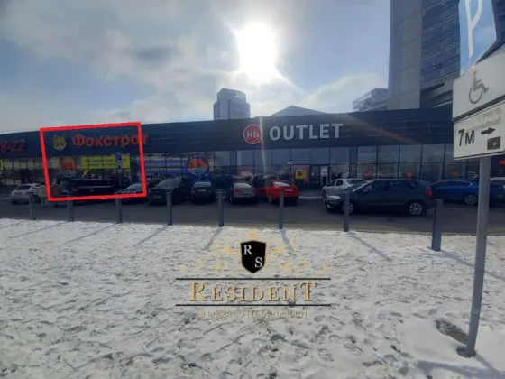 Приміщення в центрі міста. Червона лінія, окремий вхід, вікна на червону лінію. Гарний пішохідний і автомобільний трафік, по сусідству сильні якірні п Дніпро