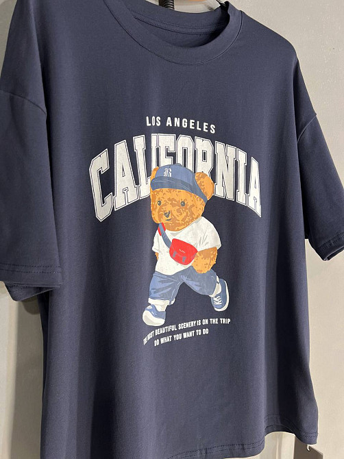Футболка жіноча 25125 A-N оверсайз подовжена вільний крій з принтом ведмедик напис CALIFORNIA one size, темно-синій, one size Київ - фото 5