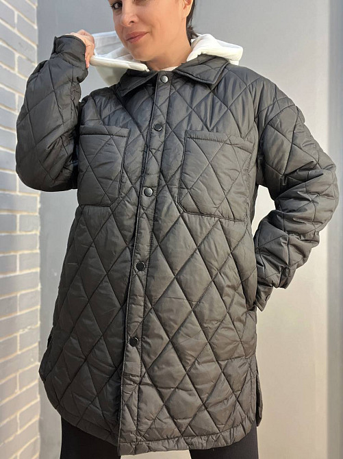 Куртка жіноча HAIZIYUAN 1870 довга сорочка накладені кишені на кнопках трикотажний капюшон чорна, чо Одеса - фото 1