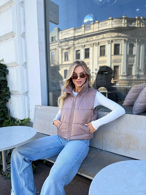 Жіноча утеплена жилетка на блискавці плащівка лак на синтепоні Капучино, 46 Одеса - фото 2