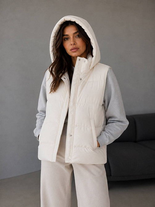 Женская жилетка Lady Yep 7015-2 с капюшоном средняя длина молочная, молочний, 44 Киев - изображение 1
