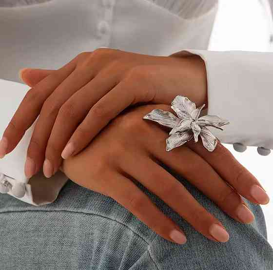Велика каблучка квітка срібляста жіноча масивна каблучка у формі квітки регульований розмір Київ