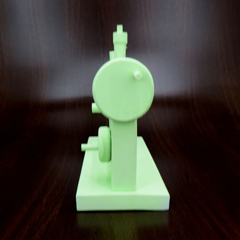 Игрушечная швейная машинка 