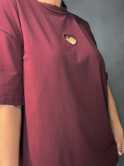 Футболка жіноча A-N 25037 оверсайз подовжена вільний крій виріз серце попереду one size, бордовий, o Одеса - фото 9