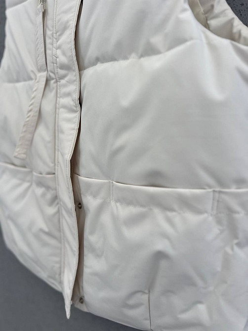Жилет жіночий JOY ONE 86336 подовжений кишені блискавка стрічка комір стійка без капюшона молочний,  Одеса - фото 6
