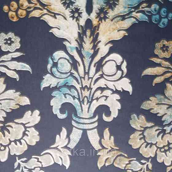 Шпалери вінілові на флізелін Sirpi Alta gamma Sempre 3 вензелі великі золотом сріблом на темно синьому тлі 3д Київ