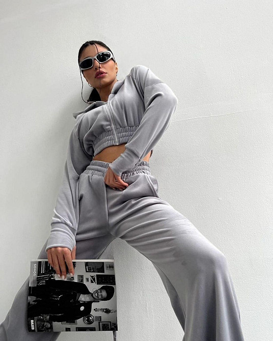 Жіночий повсякденний велюровий костюм-двійка із широкими штанами та укороченою кофтою плюшевий велюр Сірий, 46/48 Одеса - фото 5