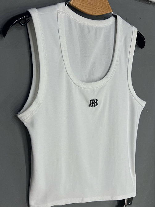 Майка женская A-N 25001 с широкими бретелями и металлическим значком буквы, белый, one size Киев - изображение 2