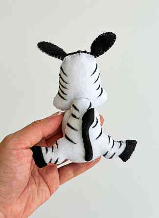 М’яка фетрова іграшка зебра ручної роботи – безпечна розвиваюча іграшка Київ