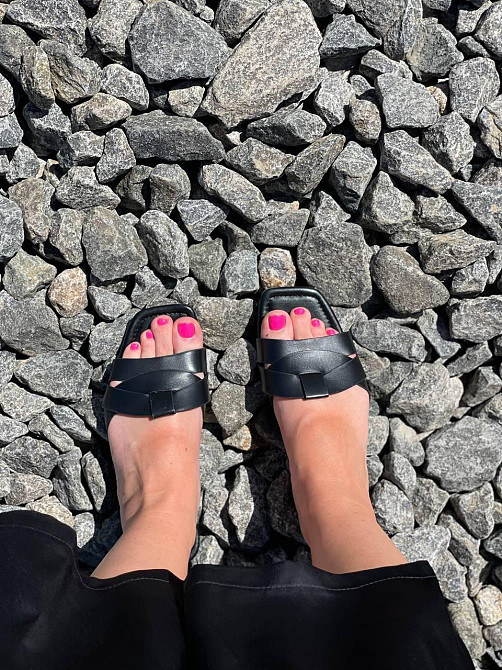 Lonza Стильні шльопанці жіночі літні чорного кольору на плоскій підошві зі штучної шкіри LONZA Коломыя - изображение 1