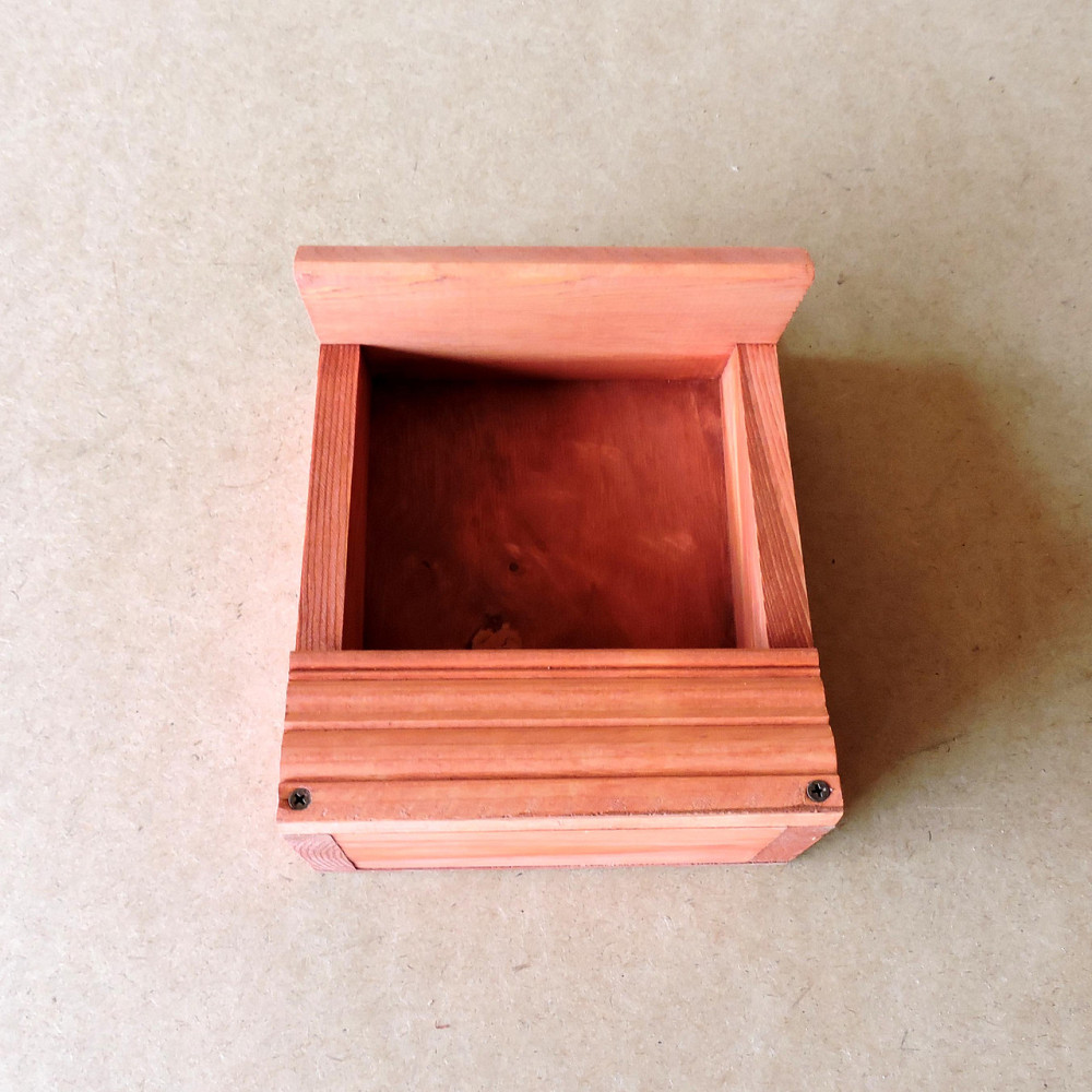 Кормушка садовая для птиц 