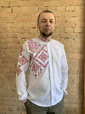 Сучасна біла чоловіча вишиванка на ґудзиках Київ