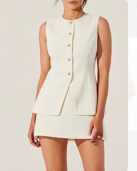 Женский базовый костюм двойка: удлиненный жилет и мини юбка из плотной костюмки Молочный, 50/52 Одесса - изображение 1