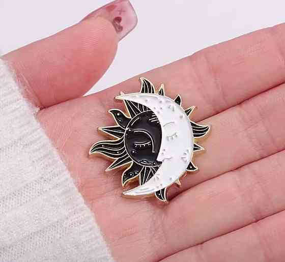Брошка сонце і місяць, пін інь янь сонце місяць, значок космос естетика Київ