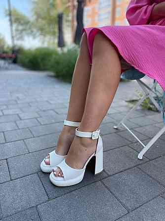 Meideli Модні жіночі босоніжки літні білі на товстому каблуці з відкритим носком з еко-шкіри ME Коломыя