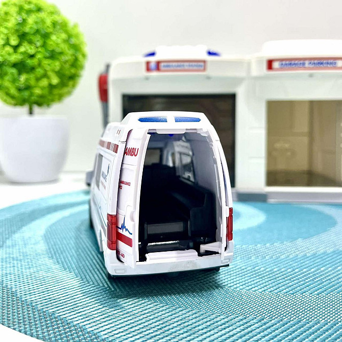 Ігровий набір Chengmei Toys Гараж з машинкою Швидка допомога зі світловими та звуковими ефектами (CLM-557) Чернігів - фото 7