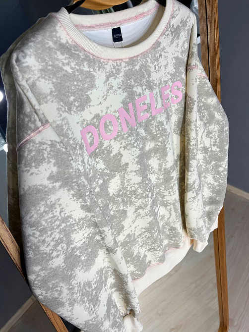 Свитшот женский Joy one 1732 удлиненный оверсайз вареный тай-дай с надписью DONELES one size, молочний, one size Киев - изображение 7