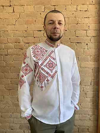 Сучасна біла чоловіча вишиванка на ґудзиках Київ