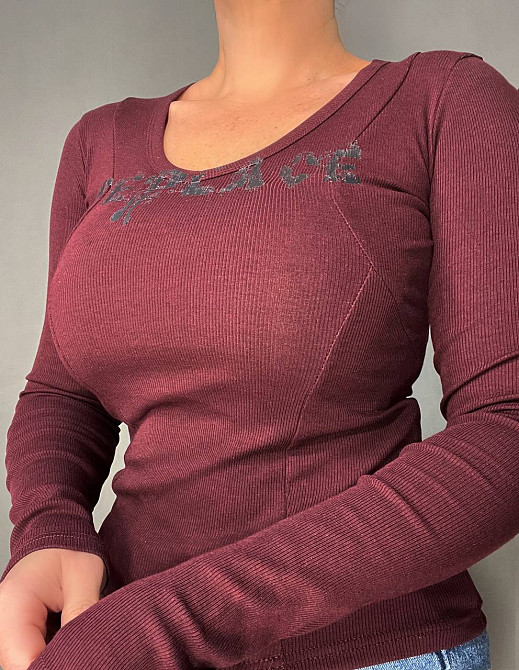 Лонгслів жіночий A-N 25079 рубчик реглан v-виріз з написом принт корсетні шви one size, бордовий, one size Київ - фото 9