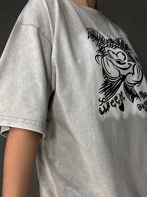 Футболка жіноча A-N 25008 оверсайз подовжена варена тай дай принт Міккі маус попереду з камінчиками one size, світло-сірий, one size Київ - фото 2