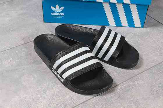 Женские спортивные тапочки Adidas черные с белым Киев