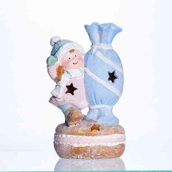 Yiwu Новорічна декоративна фігурка з підсвіткою 12×9×20.5 см Новорічний декор Дитина з цукеркою Коломия