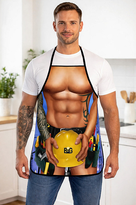 Прикольный кухонный фартук с принтом строителя с мужским торсом 73 на 57 см разноцветный Киев - изображение 3