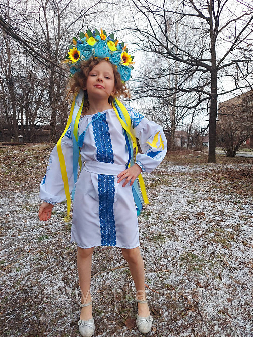 Детское вышитое платье с ласточками 