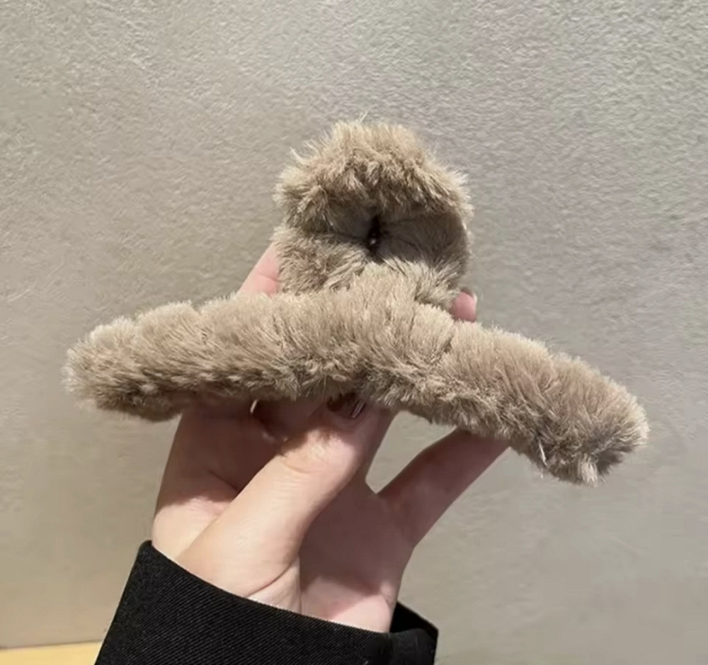 Шпилька крабік із хутра Сміла - фото 1