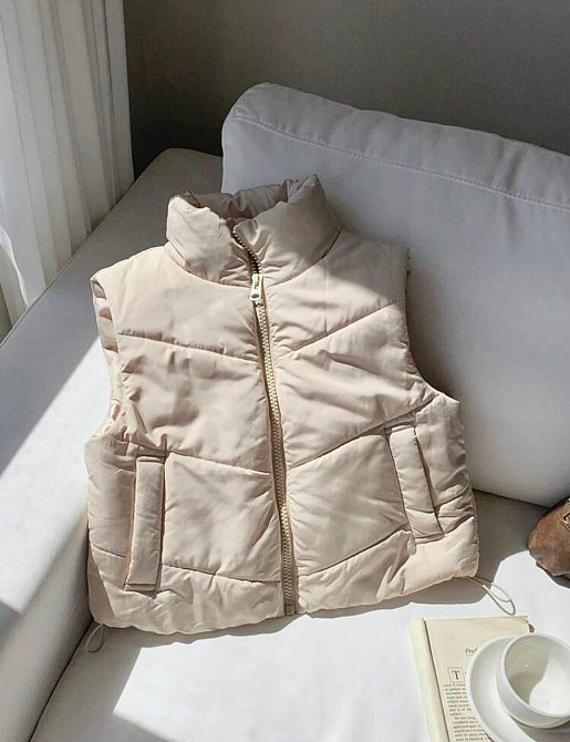 Жіноча укорочена жилетка з кишенями на блискавці плащівка еммі на синтепоні Одеса - фото 1