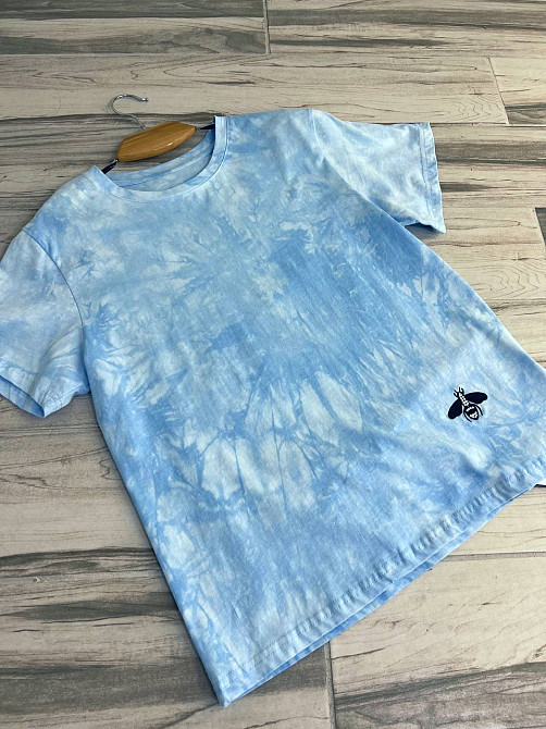 Футболка женская A-N 2539 вареная тай дай с вышивкой пчелкой one size голубая, голубой, one size Киев - изображение 6