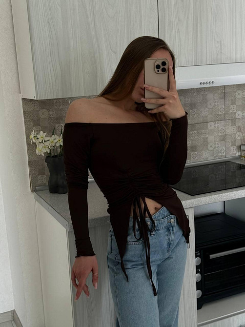 Женский базовый асимметричный лонгслив с открытыми плечами микромасло Одесса - изображение 7