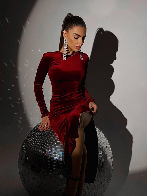 Жіноче ніжне елегантне святкове плаття міді з розрізом королівський оксамит Бордо Одеса - фото 5