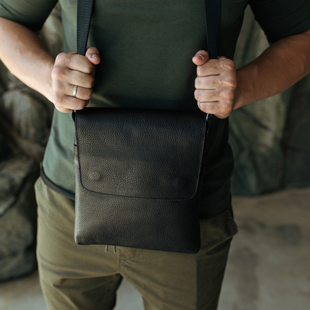 Чоловіча сумка повсякденна через плече шкіряна з клапаном містка, чорнаMasterSem Київ - фото 8