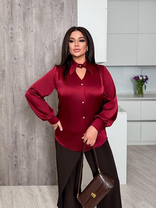 Женская стильная блуза свободного кроя с вшитым воротником-чокером на пуговицах итальянский шелк Бургунди, 42/46 Одесса - изображение 1