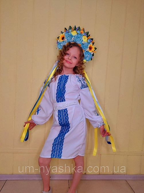 Детское вышитое платье с ласточками 