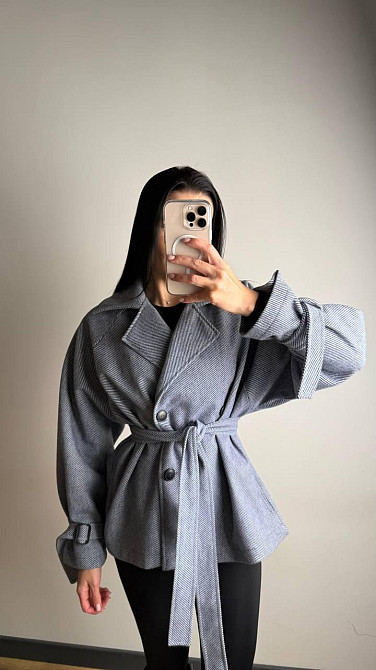 Женское трендовое пальто с двубортной застежкой на пуговицы и поясом Синий Одесса - изображение 7