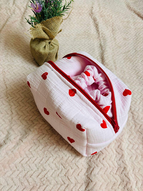 Подарочный бокс Женская муслиновая пижама (рубашка + штаны) мужские шорты-трусы, косметичка и резинка в подарок в красные сердечки 52, 48 Каменец-Подольский - изображение 5