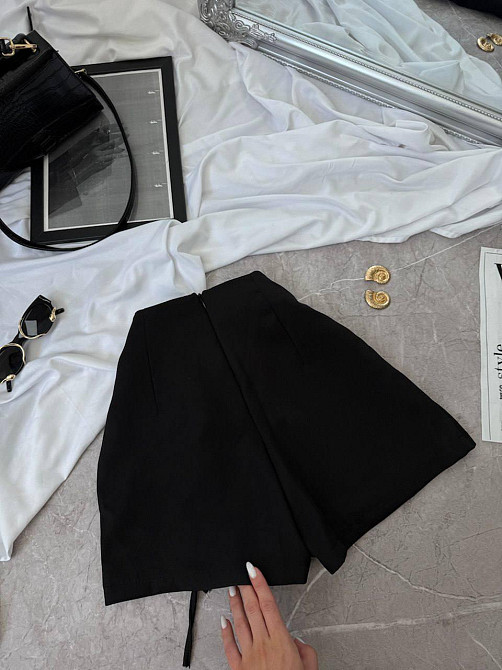 Жіноча міні спідниця-шорти з асиметричним кроєм і боковою шнурівкою костюмка Одеса - фото 10