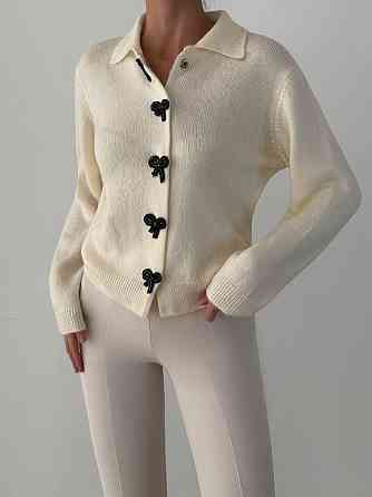 Жіночий укорочений кардиган із декоративними застібками у формі бантиків машинне в'язання Молочний Одеса