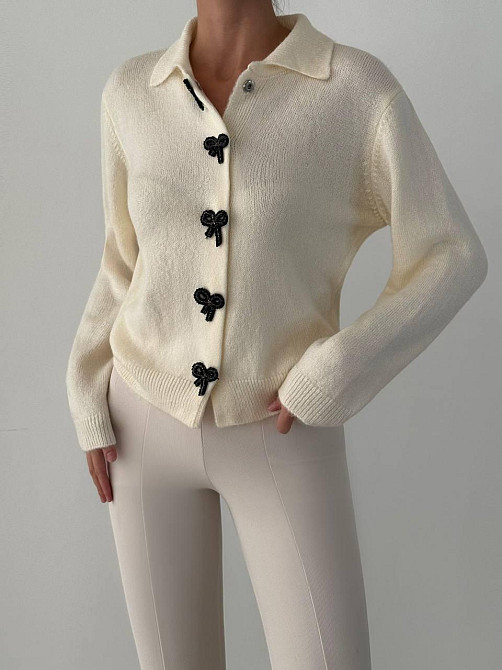 Женский укороченный кардиган с декоративными застежками в виде бантиков машинная вязка Молочный Одесса - изображение 2