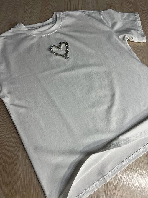 Футболка женская A-N 27009 оверсайз с вырезом в форме сердца с камнями, белый, one size Киев - изображение 13