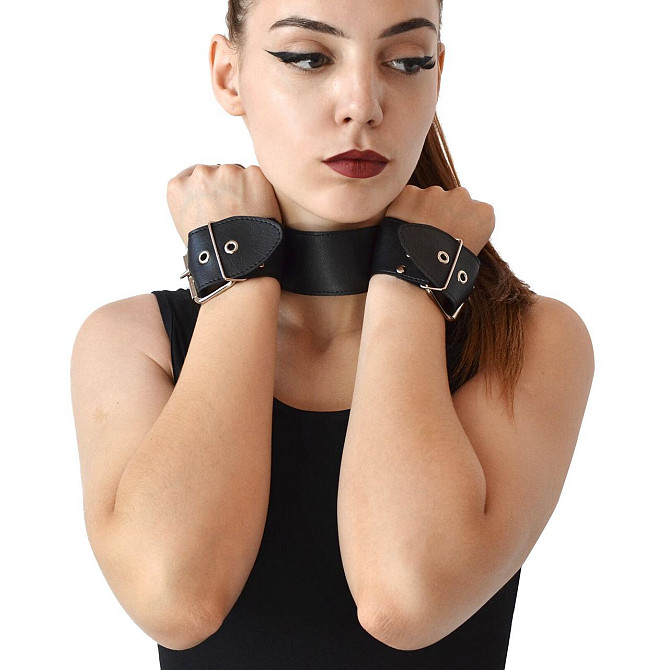 Нашийник з наручниками із натуральної шкіри Art of Sex - Bondage Collar with Handcuffs Sex Aura Київ - фото 2