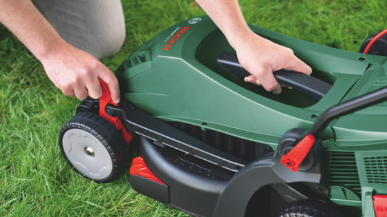 Потужна газонокосарка електрична Bosch UniversalRotak 34-405 : 1.3 кВт, ширина захвата 34 см (06008A6401) Київ
