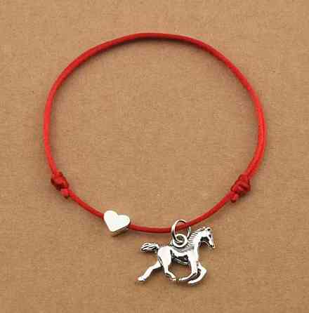 Браслет-оберег из красной нити с подвеской конь Киев
