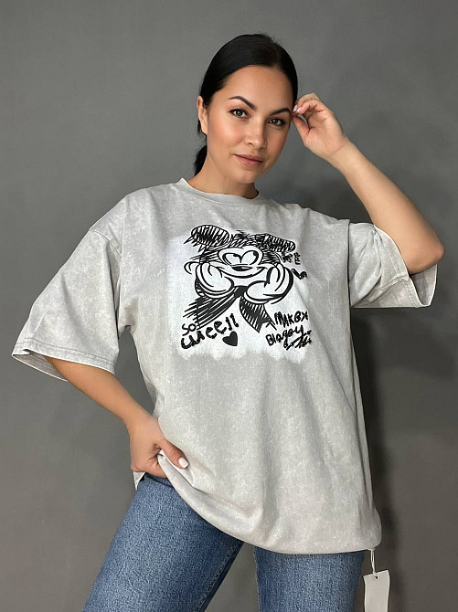 Футболка жіноча A-N 25008 оверсайз подовжена варена тай дай принт Міккі маус попереду з камінчиками one size, світло-сірий, one size Київ - фото 3