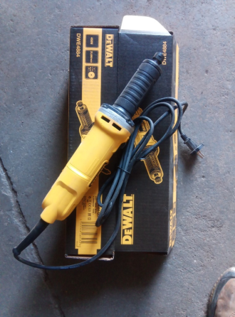 Прямошліфувальна машина мережева DeWALT DWE4884 : 450 Вт, 2500 об/хв, цанга 6 мм Київ