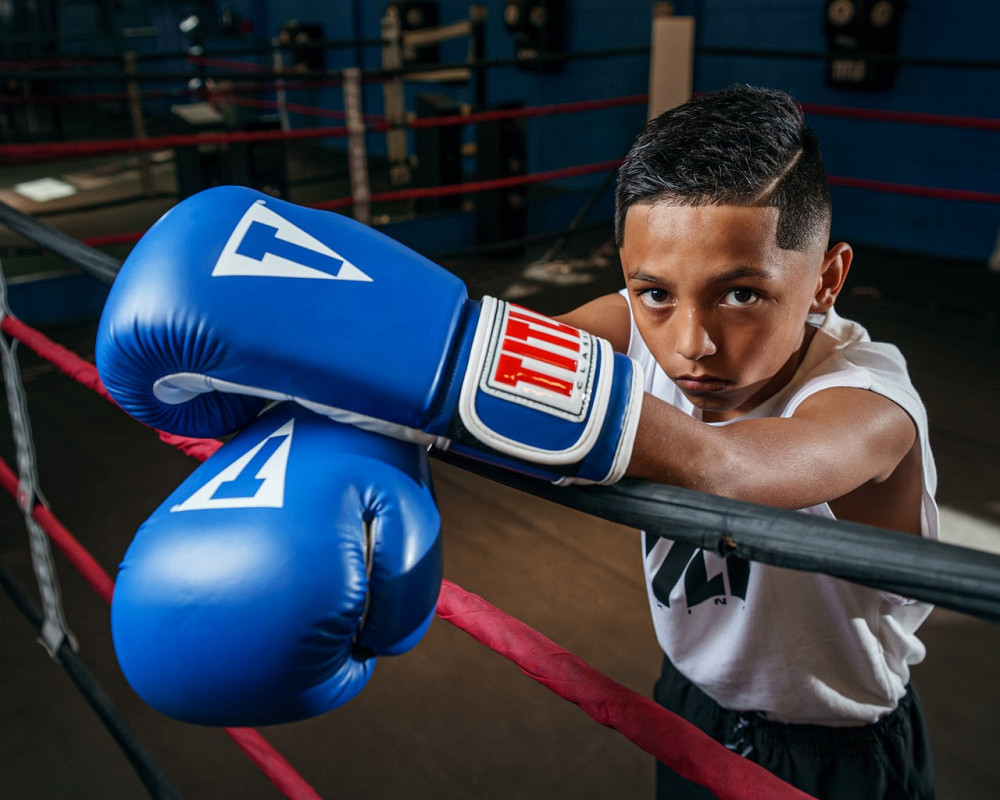 Рукавички боксерські для боксу та єдиноборств професійні оригінальні TITLE Classic Pro Blue 14 унцій чорні Київ - фото 9