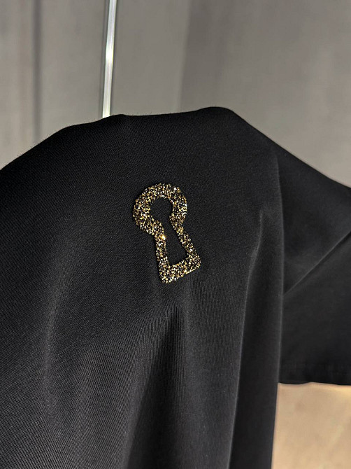 Футболка жіноча A-N 911-21 з аплікацією камінців силует замка базова one size, чорний, one size Київ - фото 2